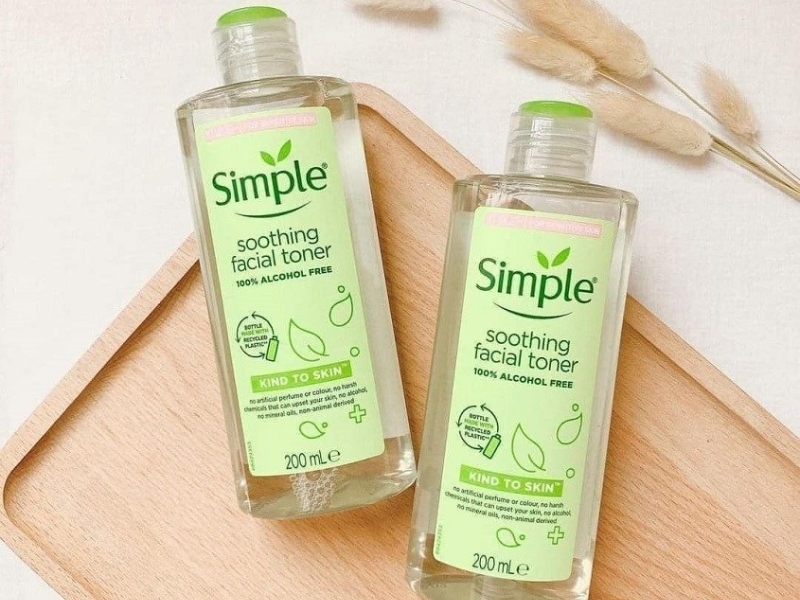 Toner Simple là sản phẩm quen thuộc trong chu trình skincare cho da dầu mụn giá học sinh