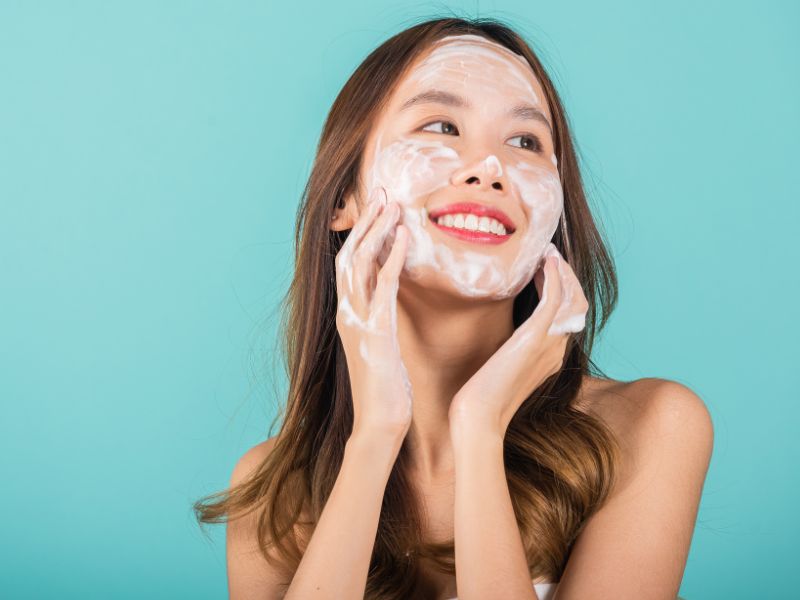 Sữa rửa mặt giúp loại bỏ các bụi bẩn, bã nhờn và lớp makeup trên da