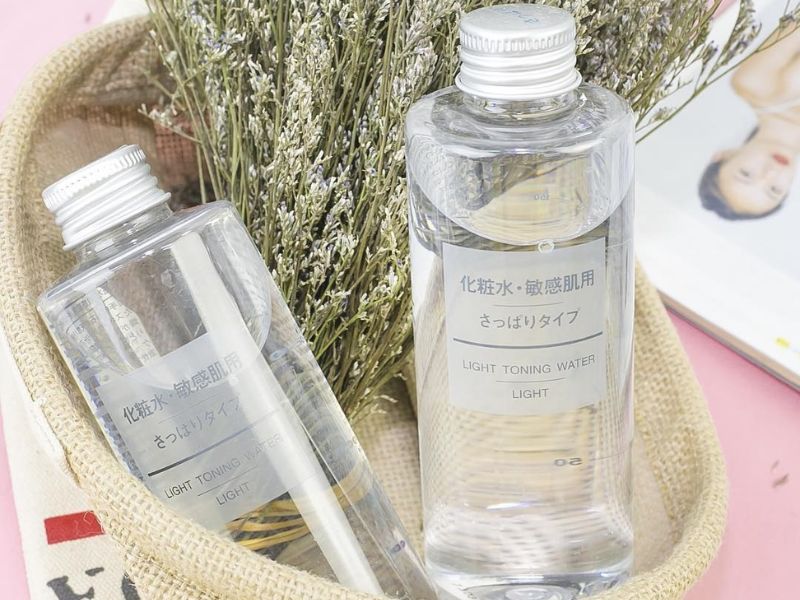 Toner cho da khô Muji có thiết kế tối giản, tinh tế (Nguồn: Shop mỹ phẩm Eva)