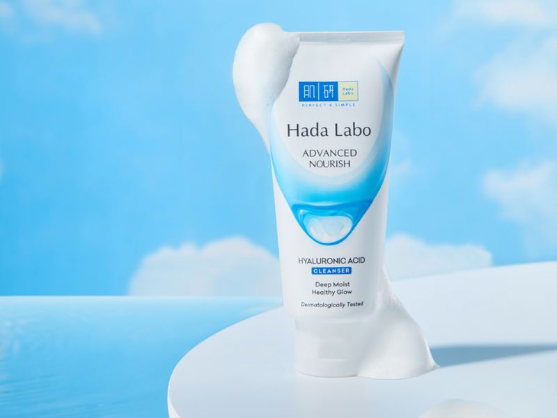 Sữa rửa mặt cấp ẩm Hada Labo có khả năng tạo bọt mịn, len lỏi sâu vào lỗ chân lông để lấy đi bụi bẩn, bã nhờn (Nguồn: E3 Audio Miền Nam)