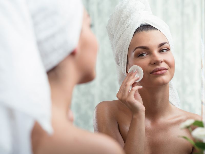 Sử dụng nước tẩy trang giúp da được làm sạch sâu (Nguồn: Getty Images Pro)