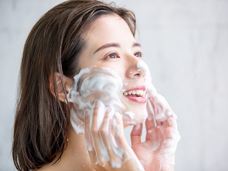 Bạn nên rửa mặt bằng sữa rửa mặt dịu nhẹ vào buổi sáng để loại bỏ tạp chất, bụi bẩn sau một đêm 