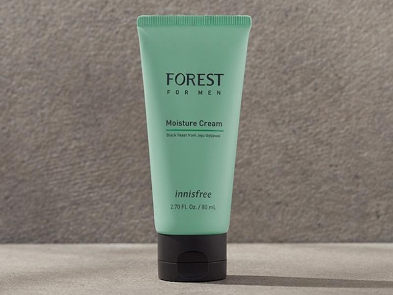 Sữa rửa mặt Innisfree cho nam có màu xanh lam và đen làm chủ đạo (Nguồn: beecost)