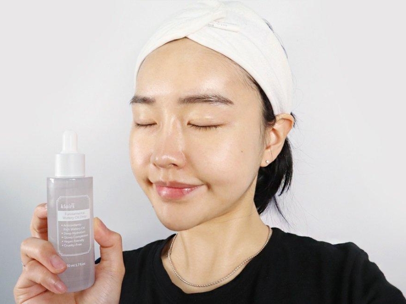 Serum dưỡng ẩm giúp cân bằng độ ẩm cho da, giảm tình trạng khô ráp (Nguồn: Bloganchoi.com)