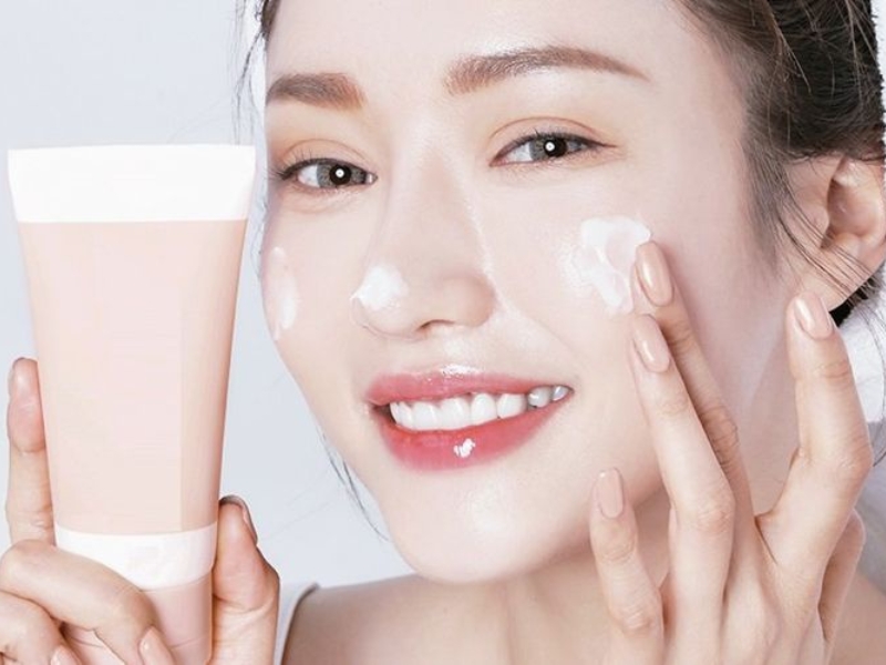 Cách sử dụng serum và kem dưỡng ẩm hiệu quả (Nguồn: Canva.com)