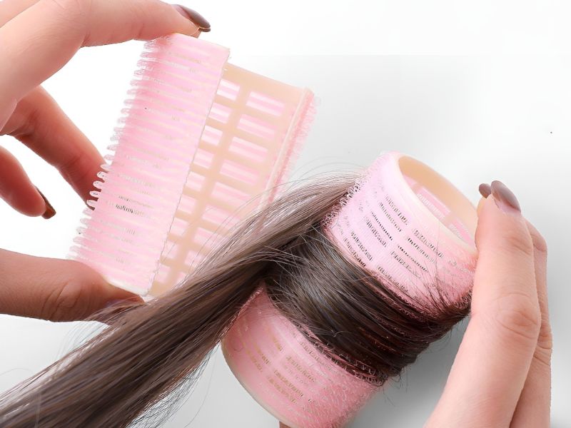 Sử dụng lô tóc để giữ phom tóc mái bay luôn đẹp, vào nếp (Nguồn: Mỹ phẩm Trúc Xinh)