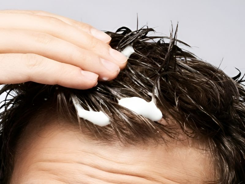 Sử dụng các sản phẩm dưỡng tóc để có mái tóc mì tôm suôn mượt (Nguồn: realmanrealstyle.com)
