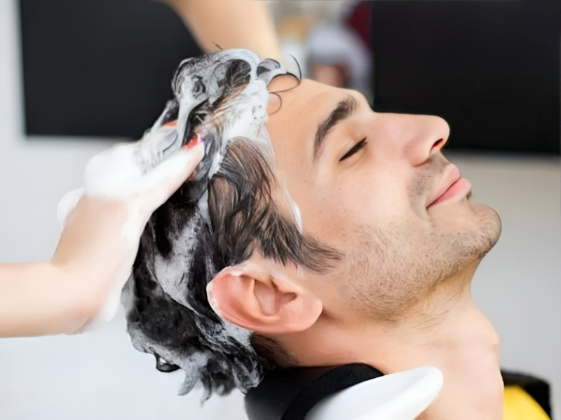 Tóc nhuộm tím khói sẽ cần phải chăm sóc cẩn thận hơn so với tóc tự nhiên (Nguồn: Canva)