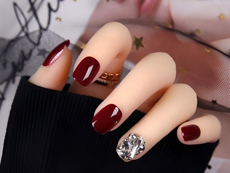 Nail màu đỏ rượu xen kẽ đinh đá