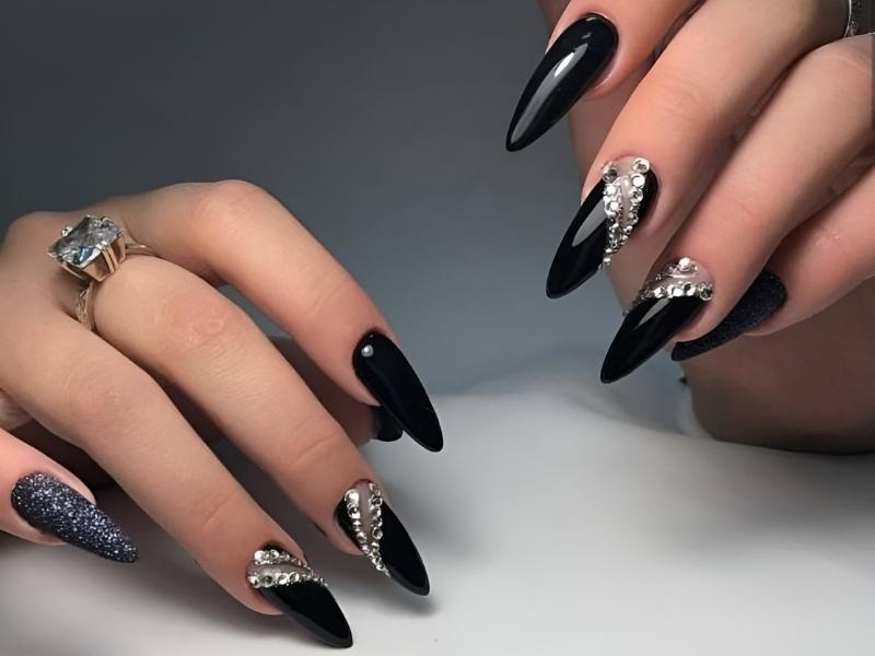 Các mẫu nail đen cá tính mới lạ dành cho nàng | All Things Beauty