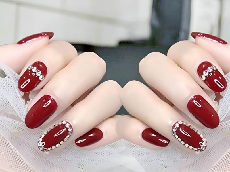 Mẫu nail màu đỏ mận đính đá viền