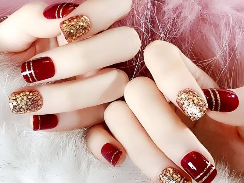 Mẫu nail đỏ đất phối móng nhũ kim tuyến vàng