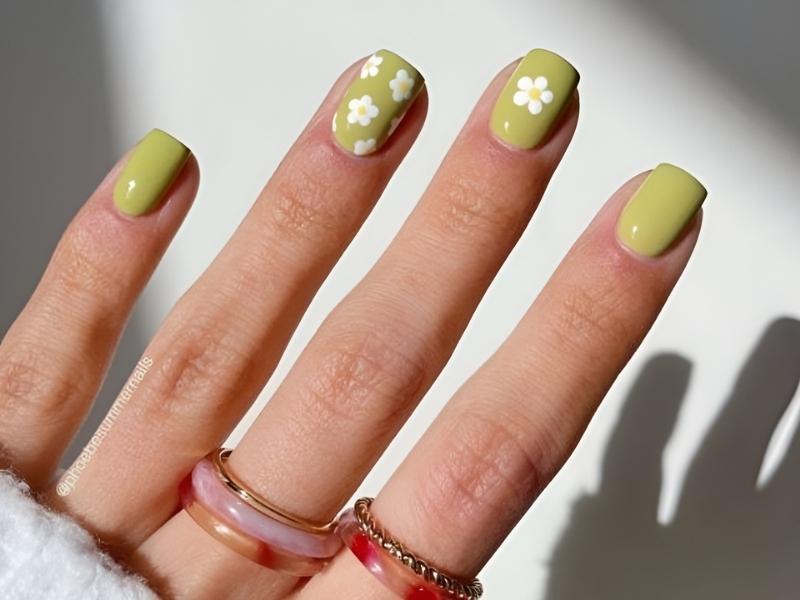 Mẫu nail xanh bơ vẽ họa tiết hoa nhí