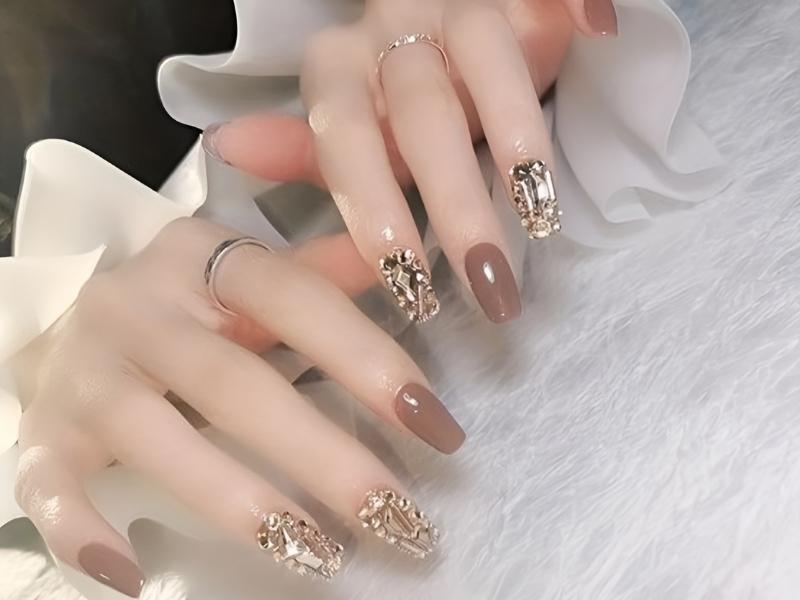 Mẫu nail màu nâu sơn xen kẽ đính đá