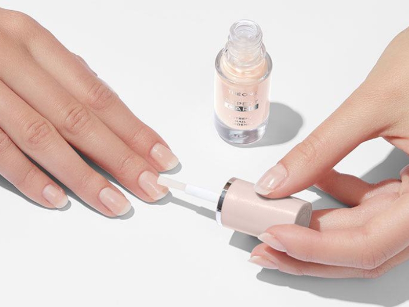 Chăm sóc bộ nail với sơn dưỡng móng