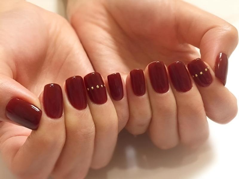 Mẫu nail đỏ rượu kết hợp họa tiết mạ vàng