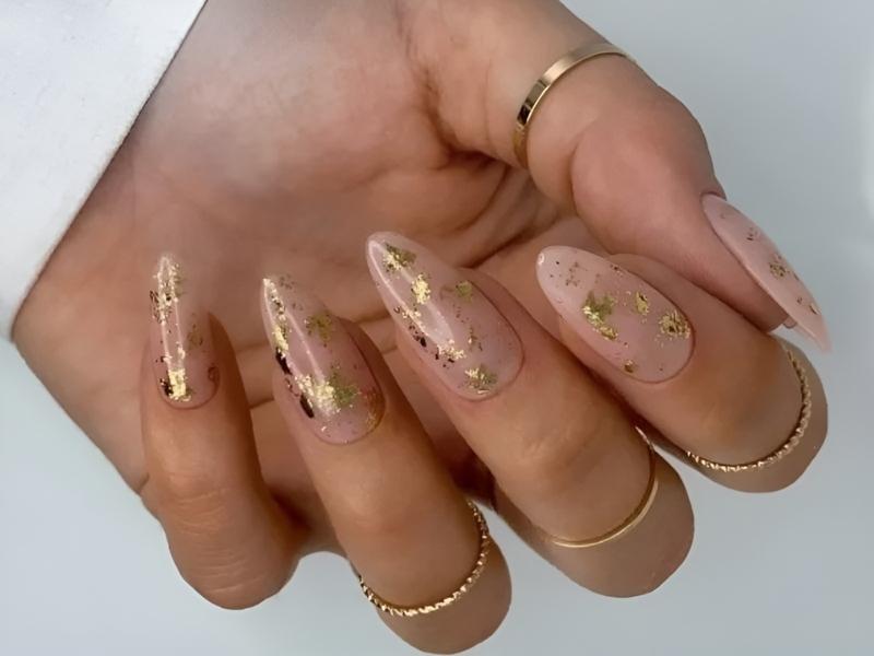 Nail màu nude ánh nhũ vàng