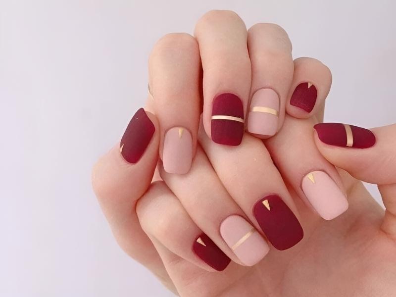 Mẫu nail sơn xen kẽ màu đỏ mận và hồng đất