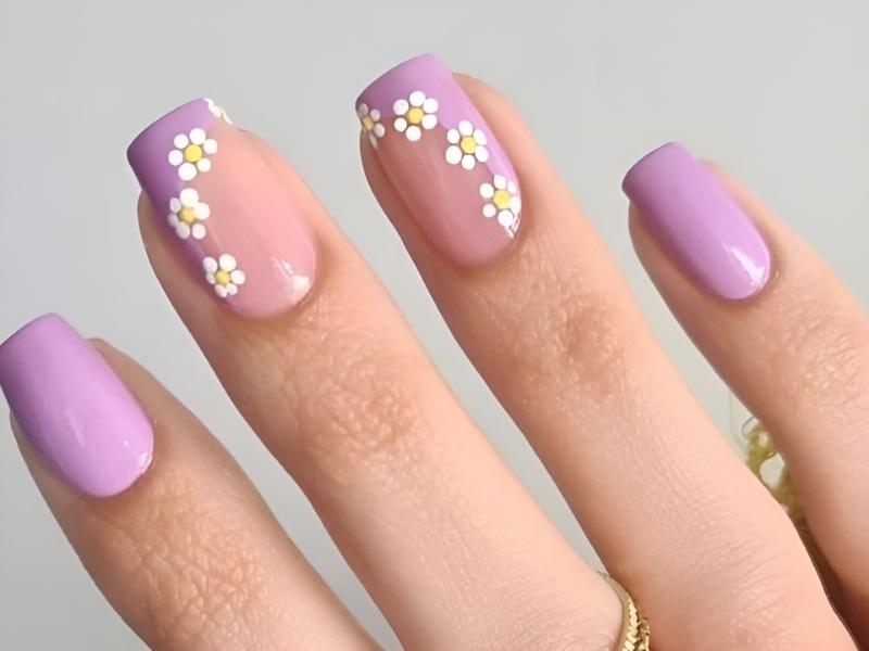 Nail màu tím nhạt đính họa tiết hoa nhí