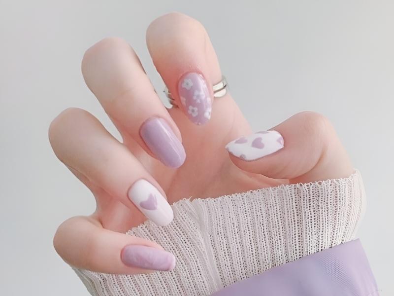 Mẫu nail màu tím pastel phối trắng kèm họa tiết