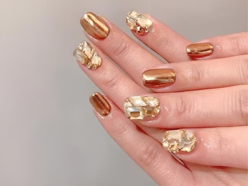 Nail metallic ánh kim vàng đính đá