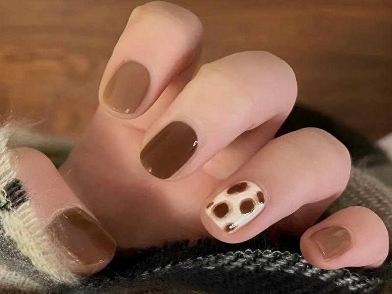 Nail màu nâu phối họa tiết