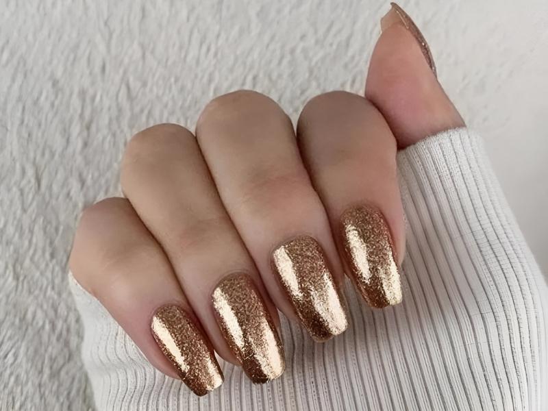 Mẫu nail ánh vàng kim