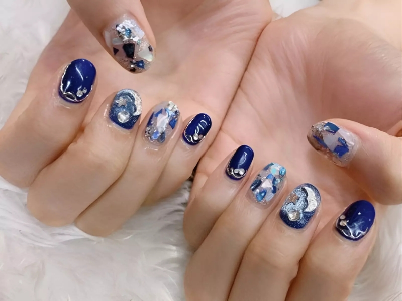 Mẫu nail ẩn xà cừ xanh coban móng ngắn