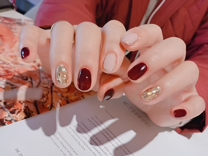 Mẫu nail ẩn xà cừ đỏ ngắn