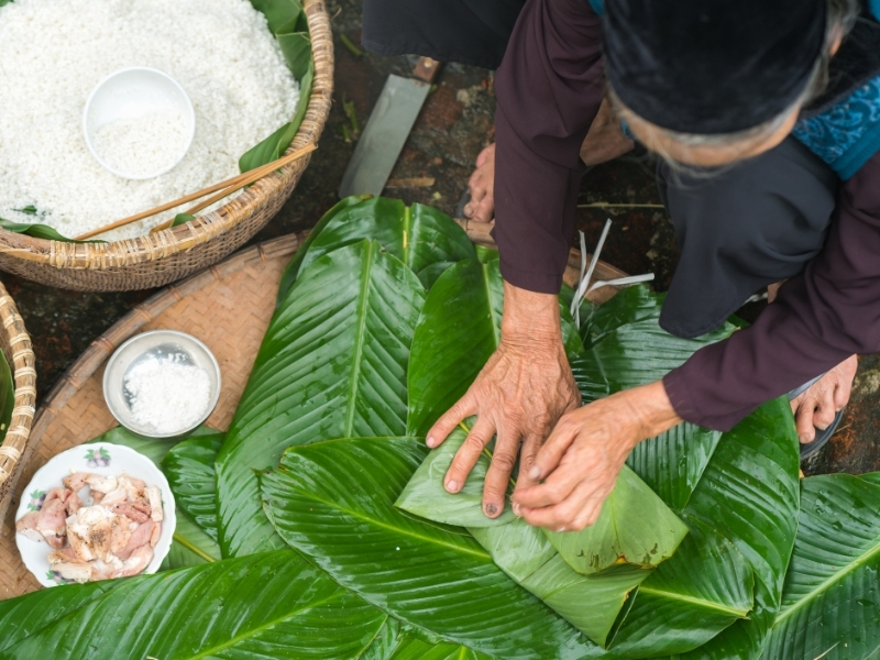 Có thể gói bánh chưng bằng tay truyền thống