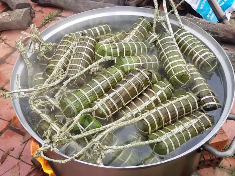 Luộc bánh tét