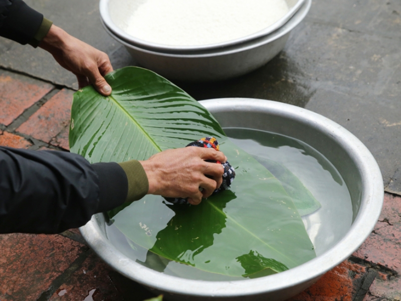 Rửa lá chuối