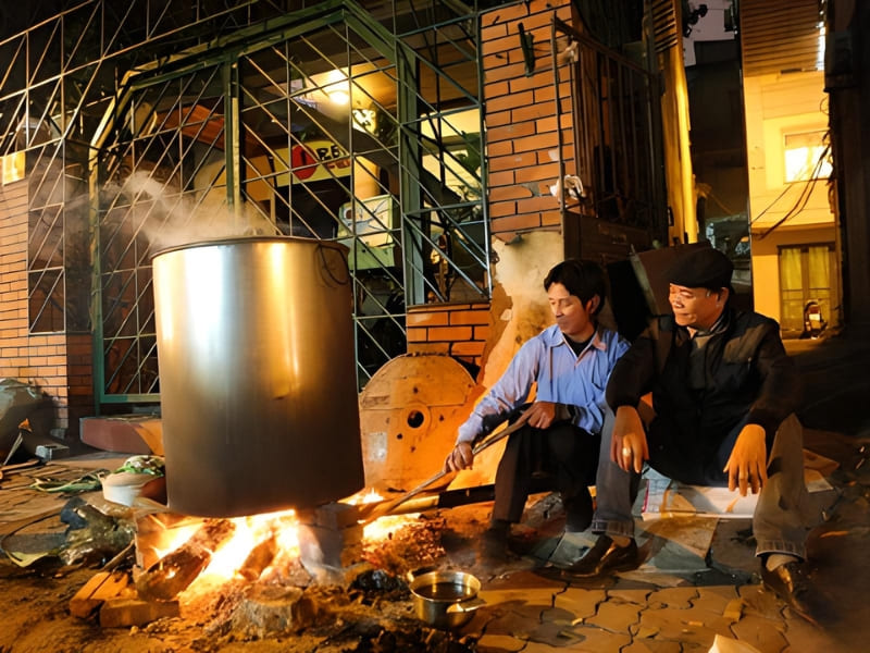 Nấu bánh chưng gù bằng bếp củi