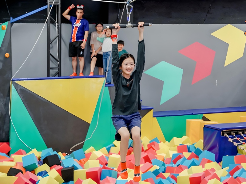 Trượt dây trên không ở Jump Arena