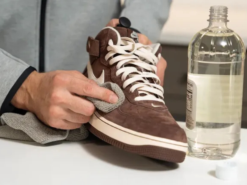 Sử dụng cồn hoặc rượu để làm sạch giày