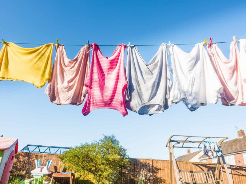 Cách giặt đồ bằng tay phơi quần áo 