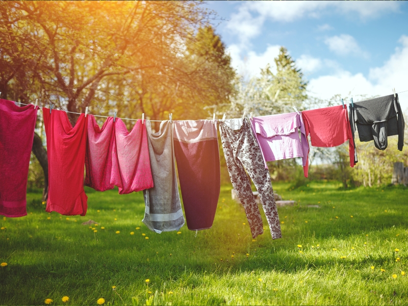 phơi quần áo sau khi giặt