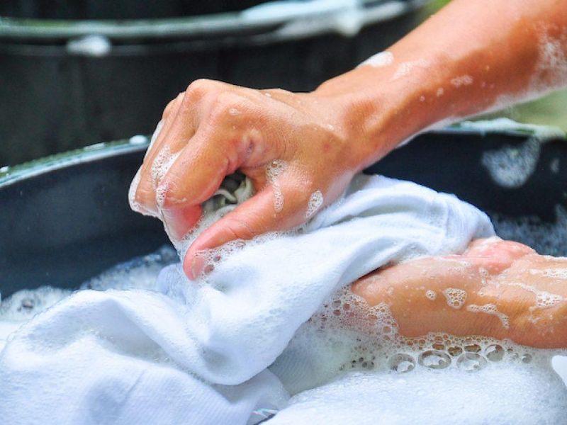 Cách giặt đồ bằng tay giặt quần áo 