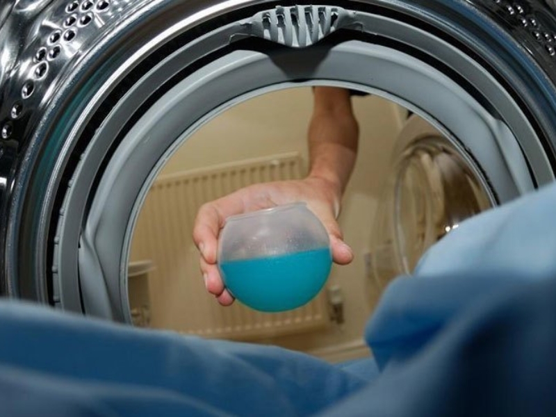 sử dụng dung dịch tẩy mốc để khử mùi cho máy giặt