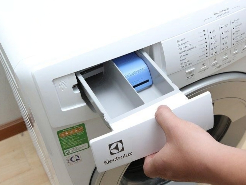 Vệ sinh ngăn chứa nước giặt/xả của máy giặt Electrolux