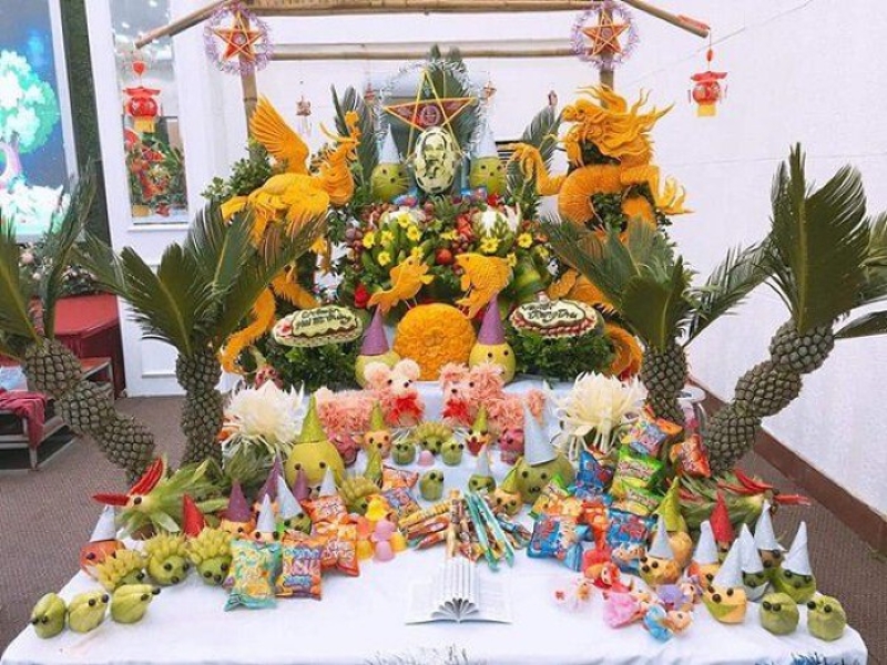 Trang trí mâm cỗ trung thu bằng bánh kẹo