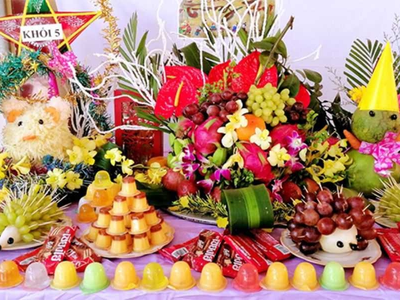 Trang trí mâm cỗ Trung thu bằng bánh kẹo