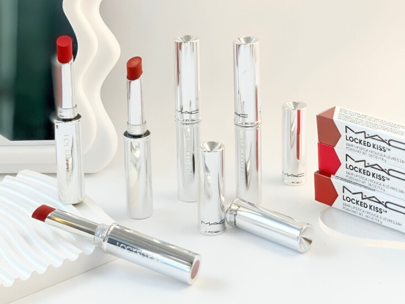 Son thỏi siêu lì MAC Locked Kiss 24H Lipstick