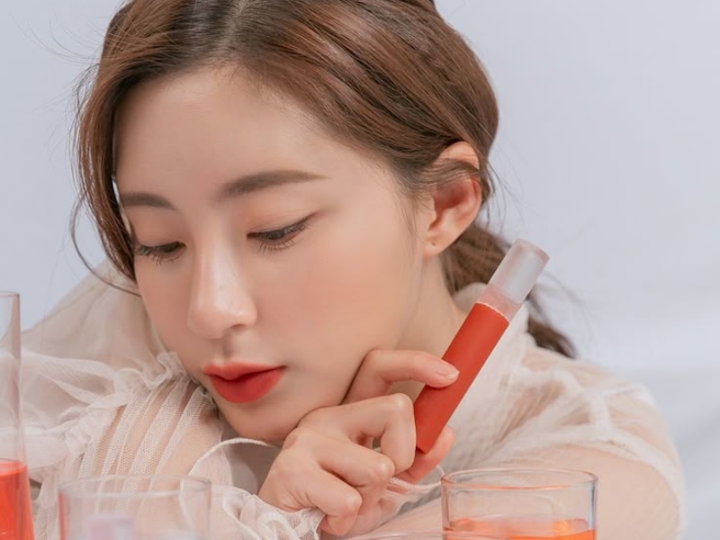 Phong cách trang điểm phù hợp với màu cam cháy