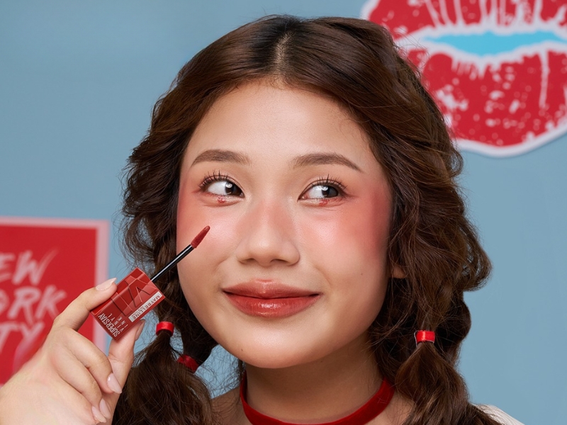 Phong cách trang điểm và phối đồ phù hợp với màu đỏ cam