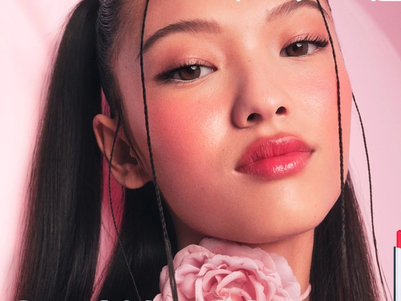cô gái swatch son Glow Play Tendertalk Lip Balm