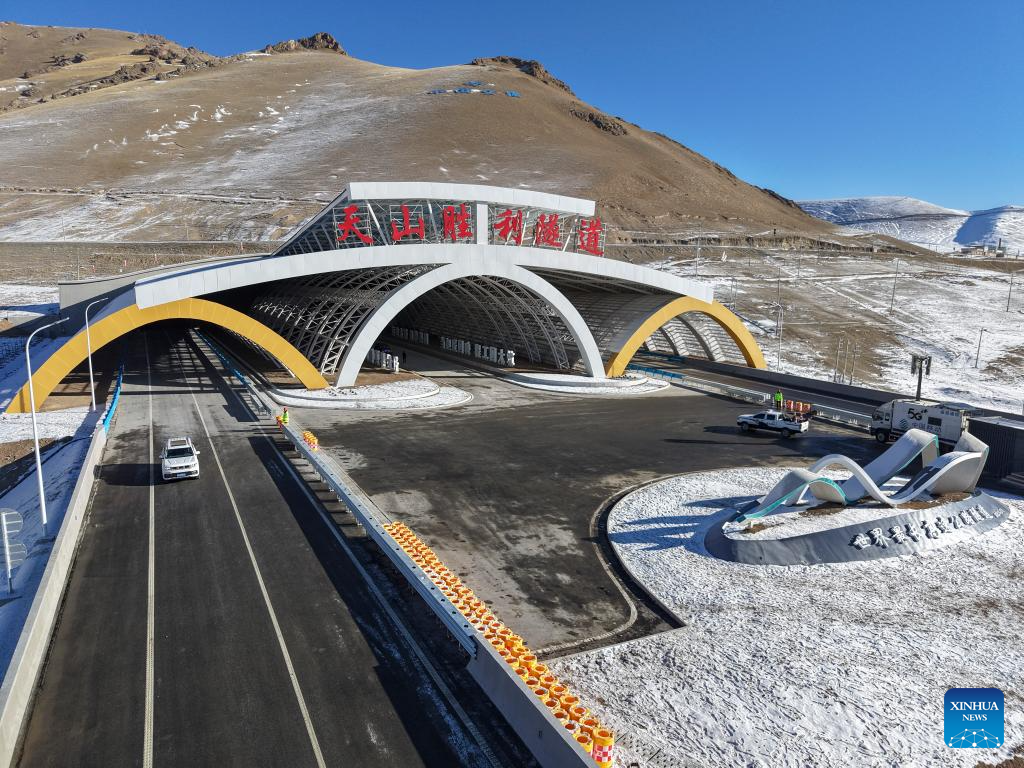 Tianshan Shengli Tunnel on Urumqi-Yuli Expressway
