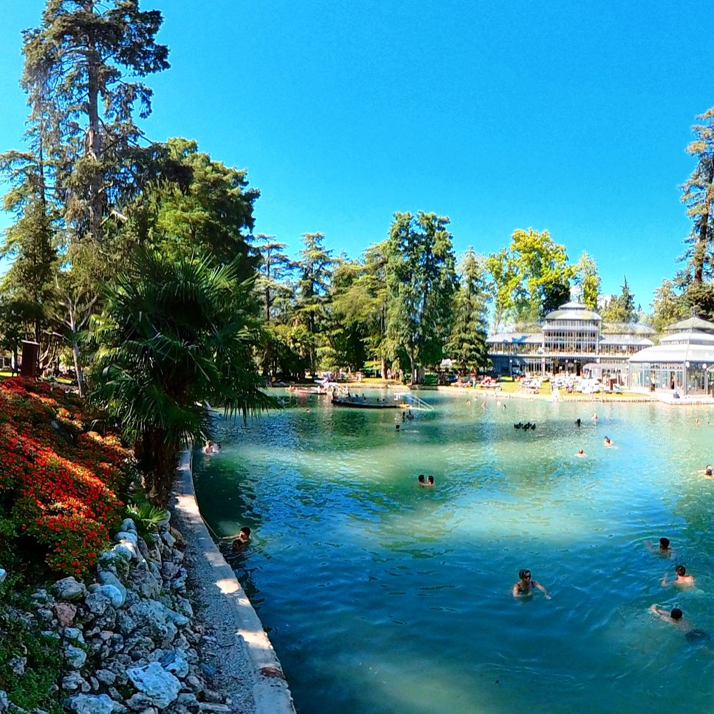 Lago temrale con gli spruzzi freddi