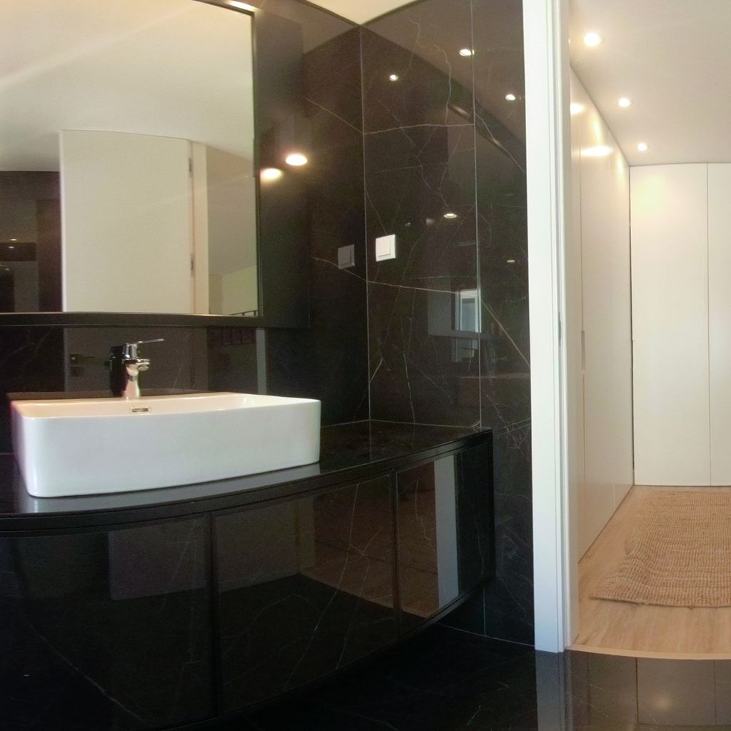 Suite Bathroom