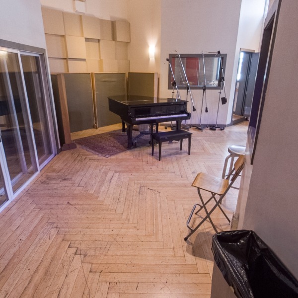 LIVE RECORDING ROOM